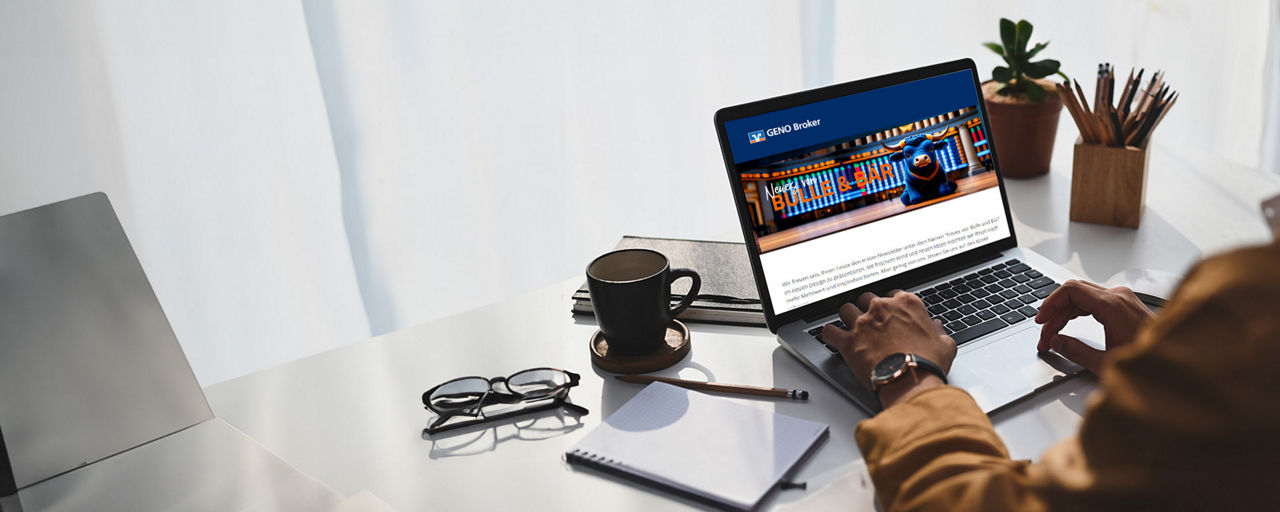 Mann liest den aktuellen GENO Broker Newsletter am Laptop