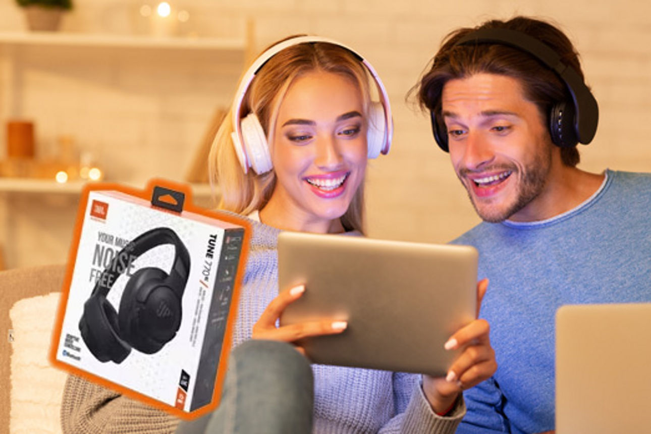Aktionsbild für die Newsletter-Aktion:Paar mit JBL Kopfhörer! 