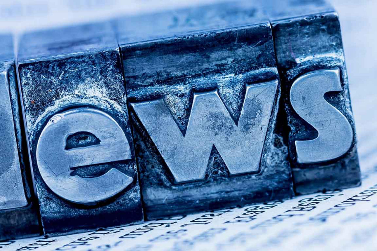 Ein Stempel mit dem Wort "News" auf einem Blatt