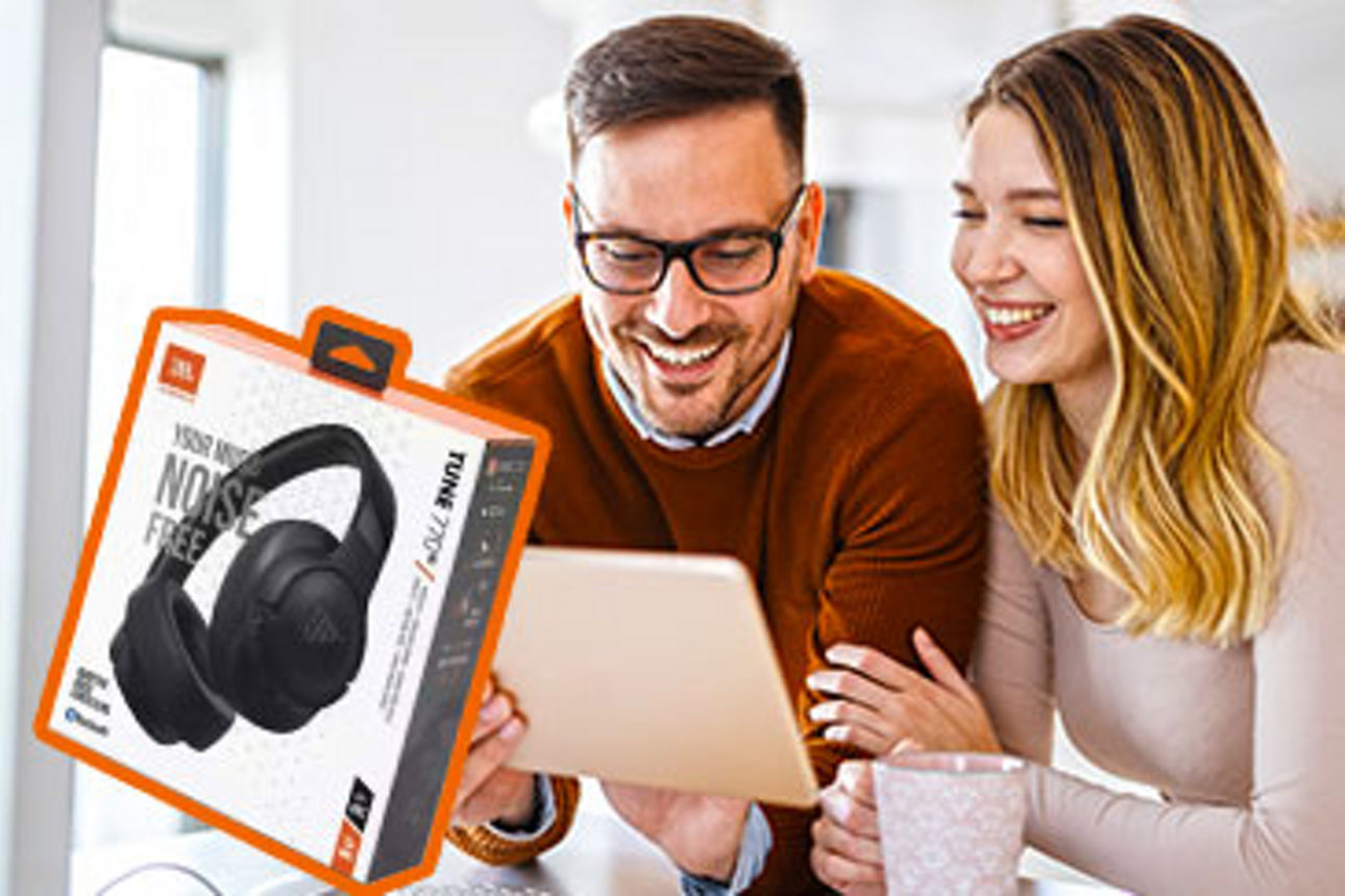 Aktionsbild für die Newsletter-Aktion:Paar mit JBL Kopfhörer! 
