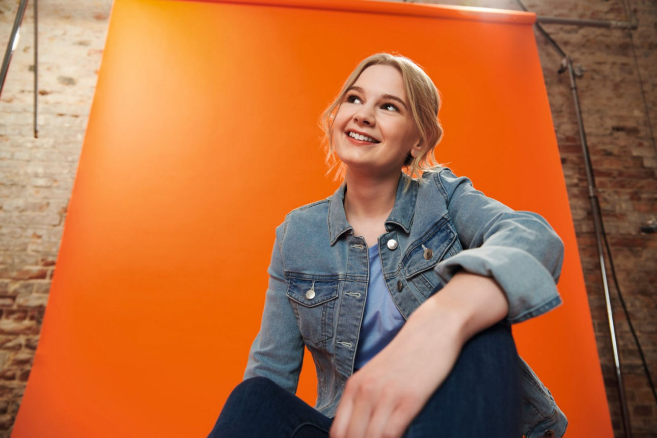 Junge Frau sitzt auf einem Stuhl