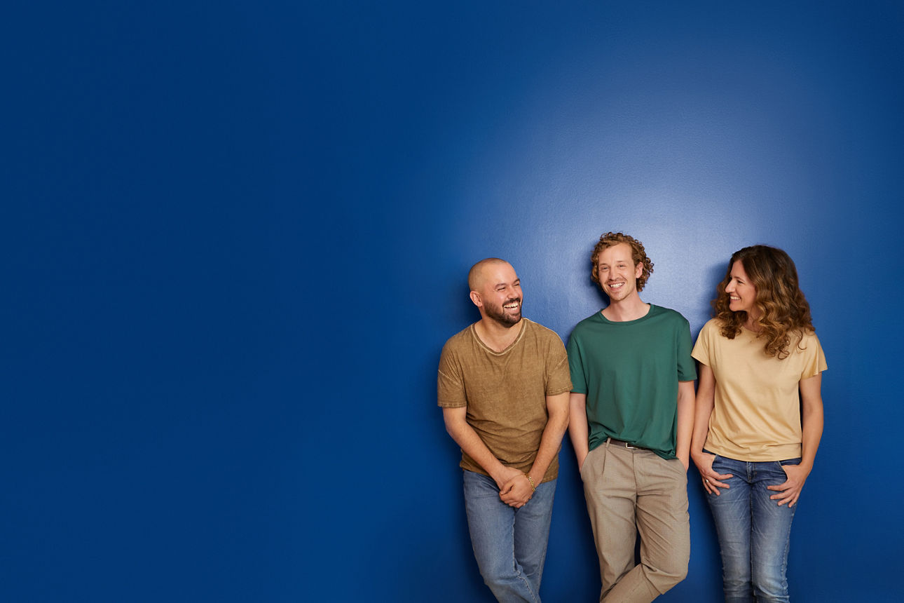 Menschen vor einer blauen Wand