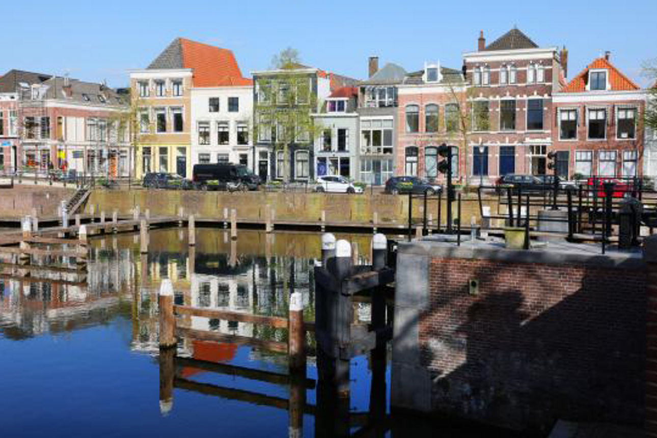 Foto von Häusern und Wasser im Vordergrund