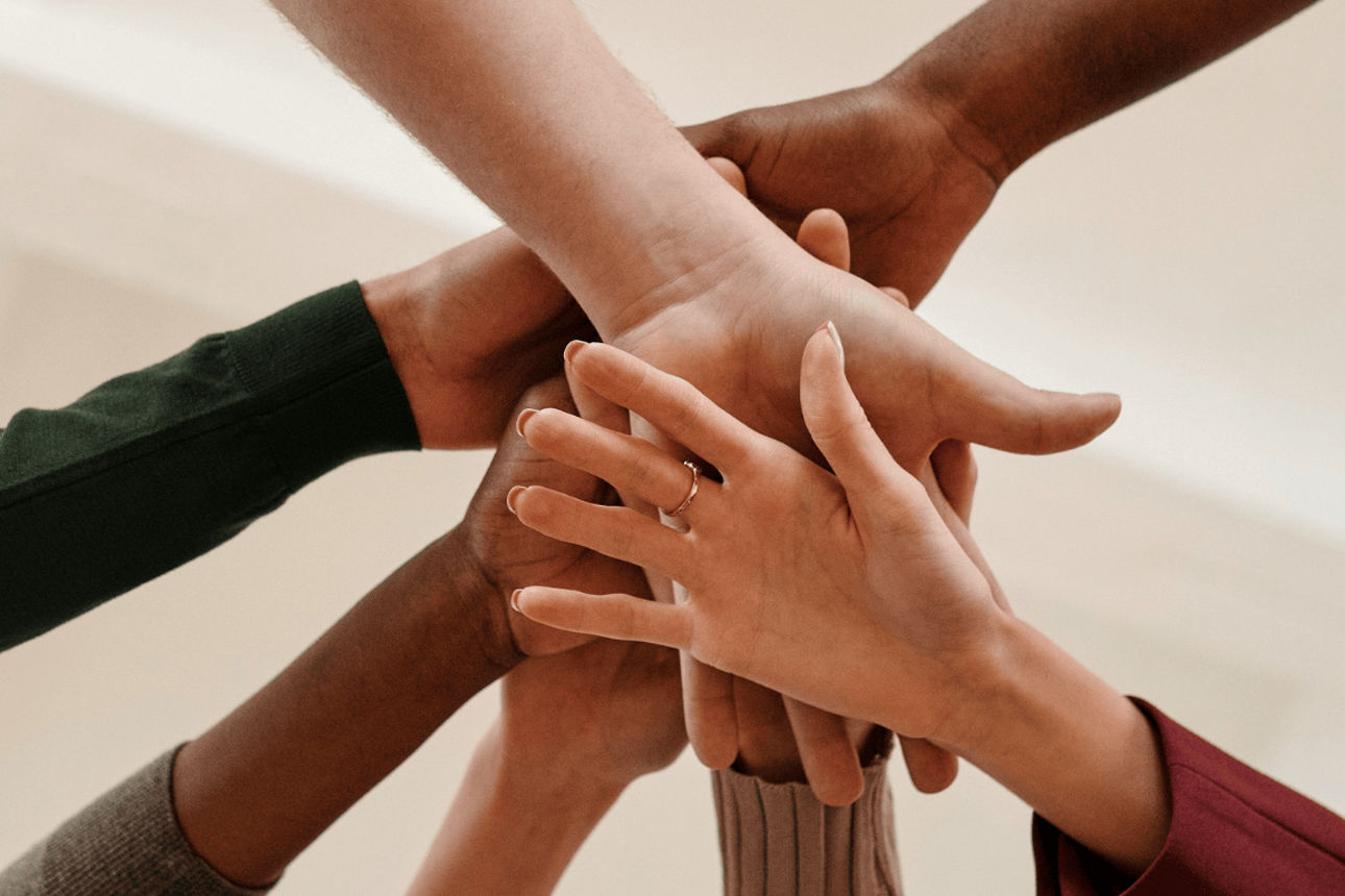 Sich reichende Hände.