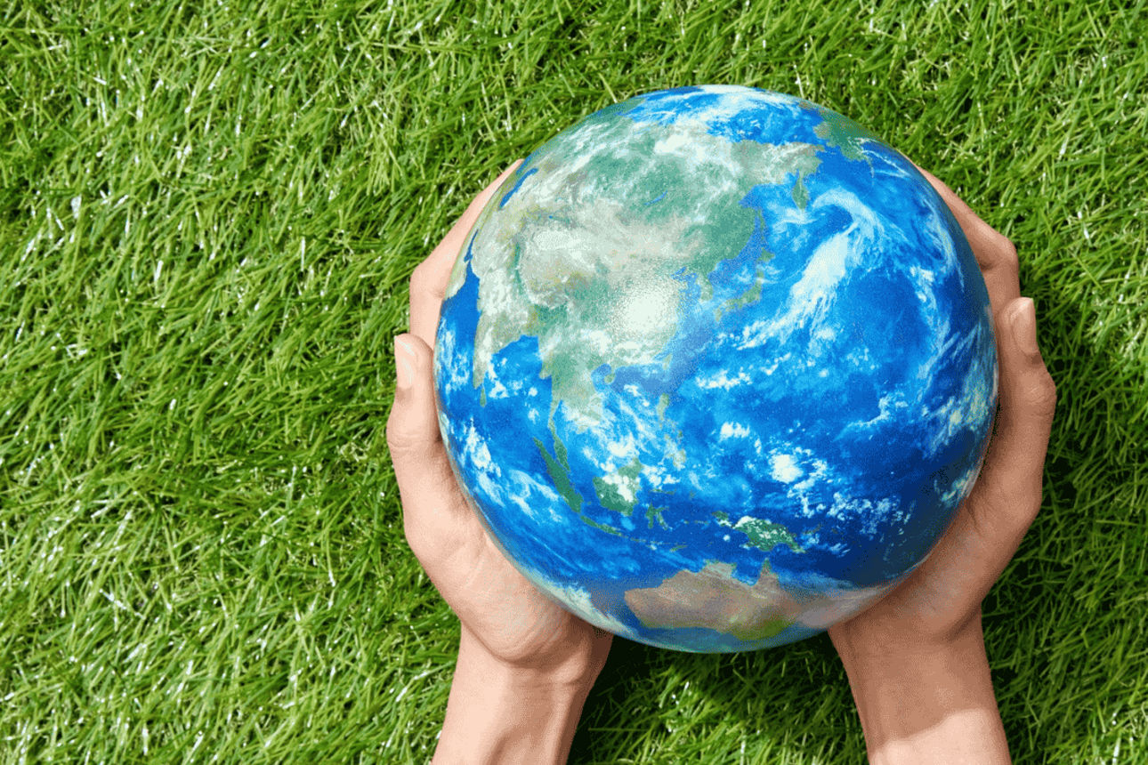 Weltkugel in Händen.