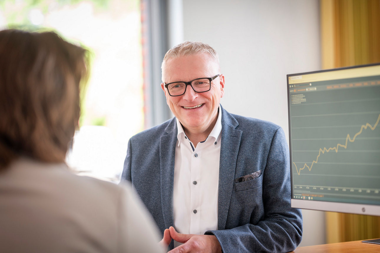 Paar beim Beratungsgespräch in der Geschäftsstelle