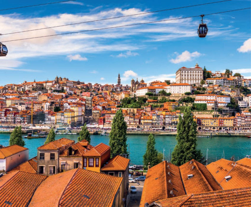 Stadtpanorama mit Seilbahn in Portugal