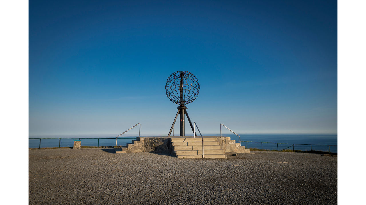 Der Globus, das Wahrzeichen am Nordkap-Plateau, vor blauem Himmel.
