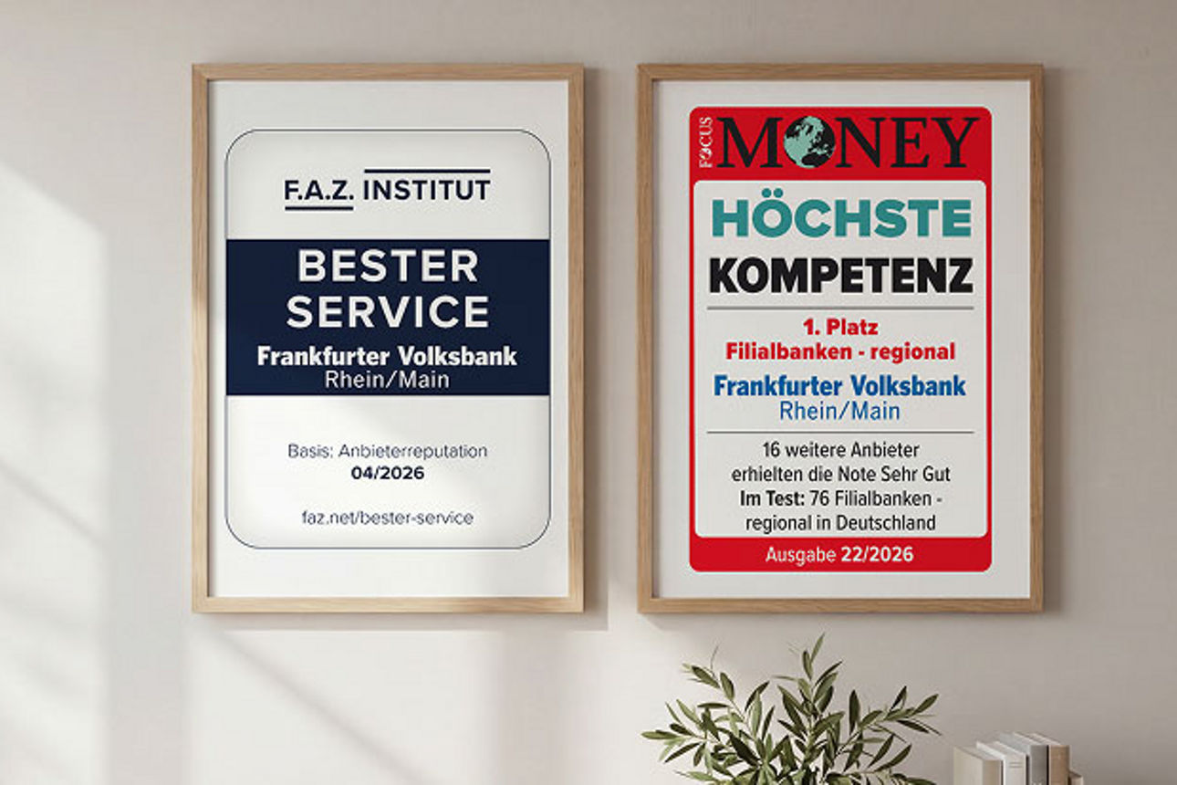 Zwei Auszeichnungen an der Wand