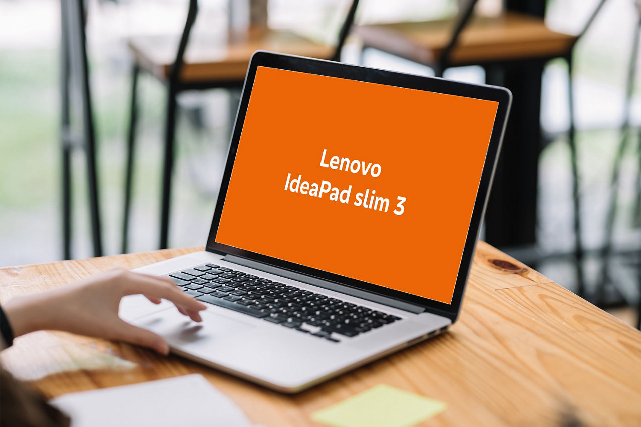 Ein Notebook steht auf einem Tisch