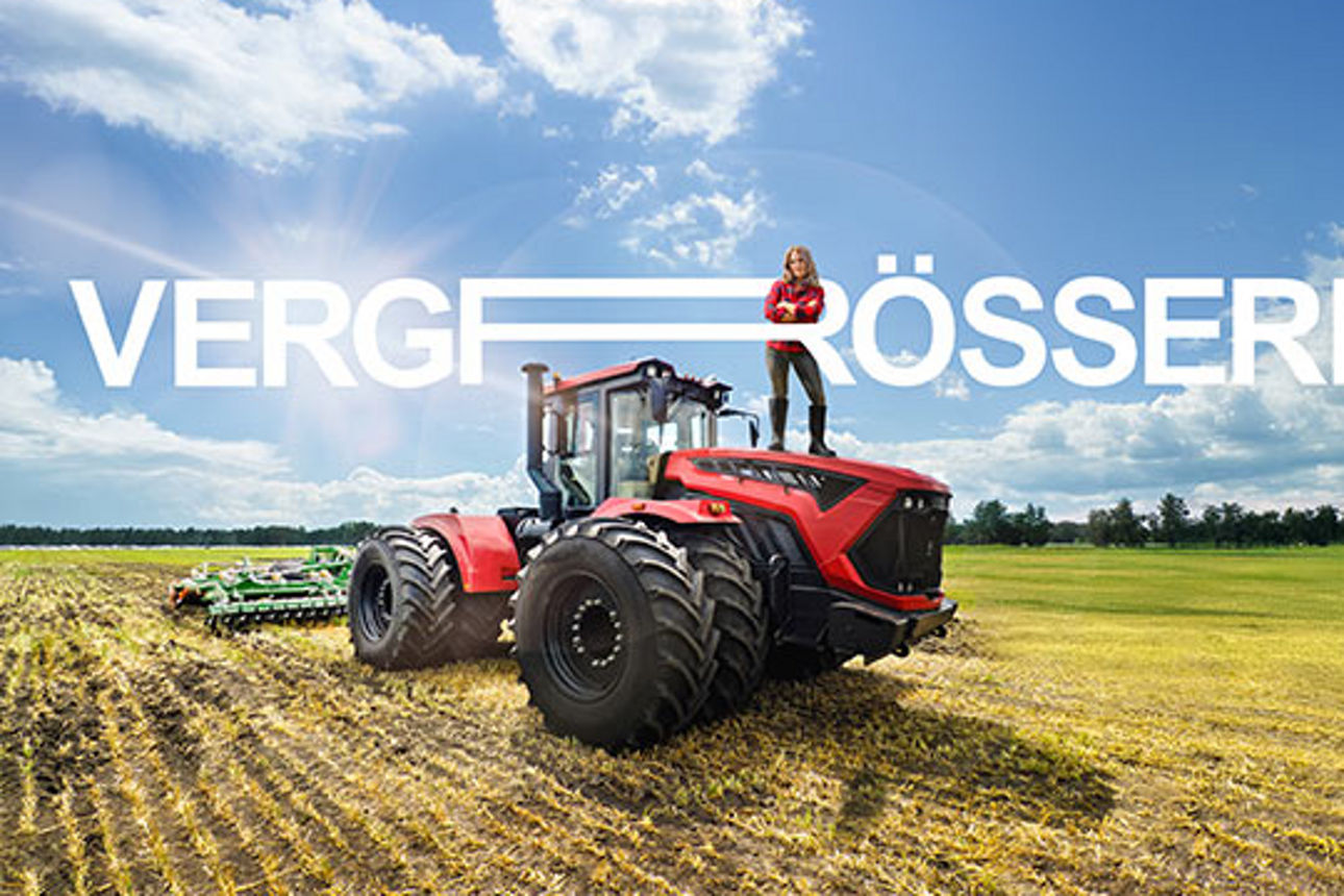 Schreinermeister bei der Arbeit in seiner Holzwerkstatt