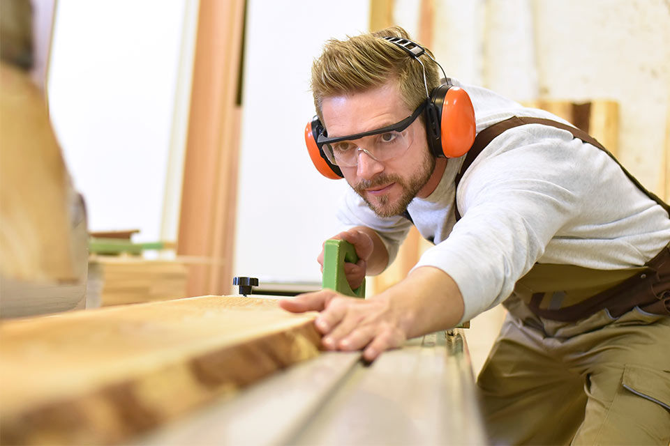 Schreinermeister bei der Arbeit in seiner Holzwerkstatt