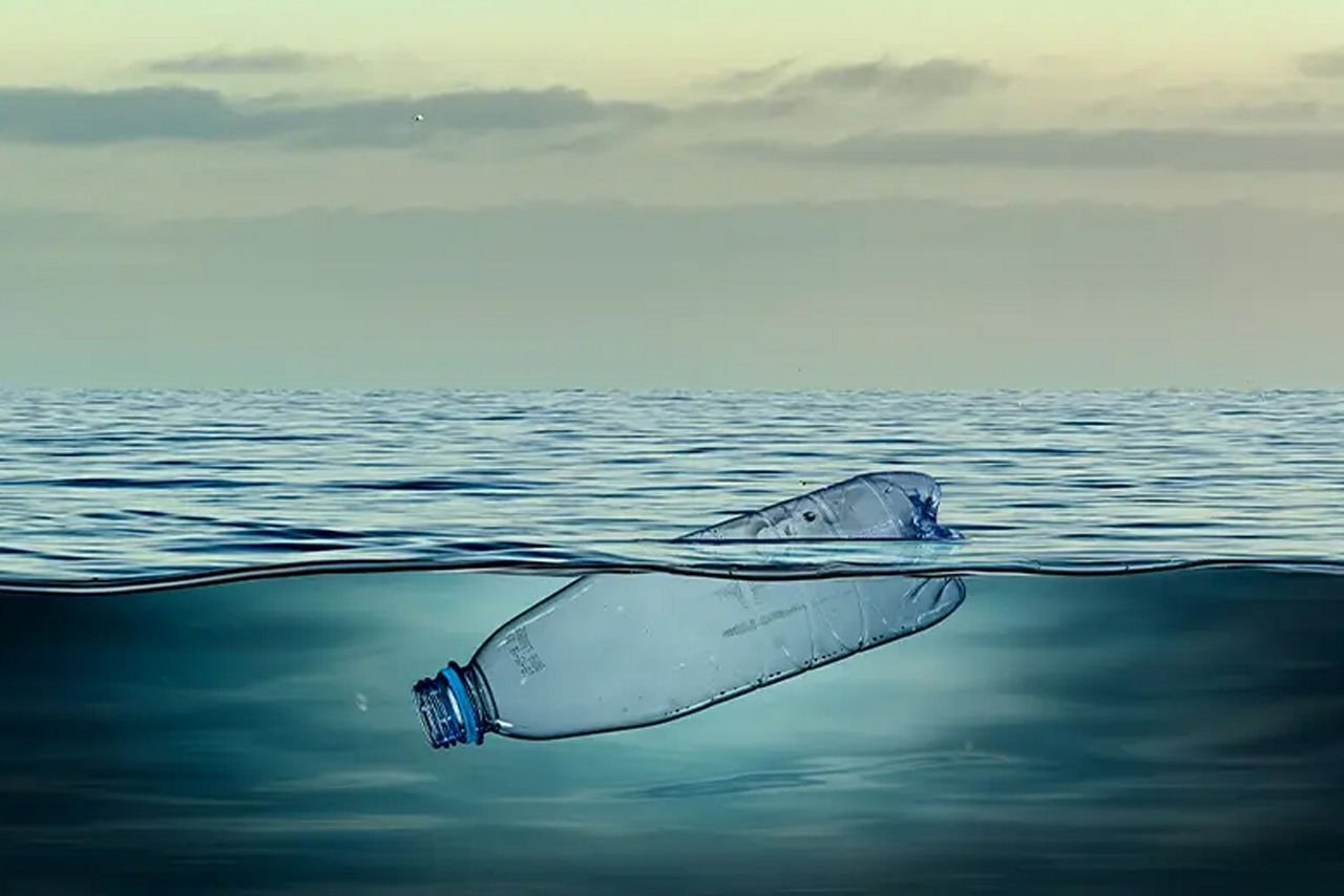 Plastikflasche auf der Wasseroberfläche im Meer