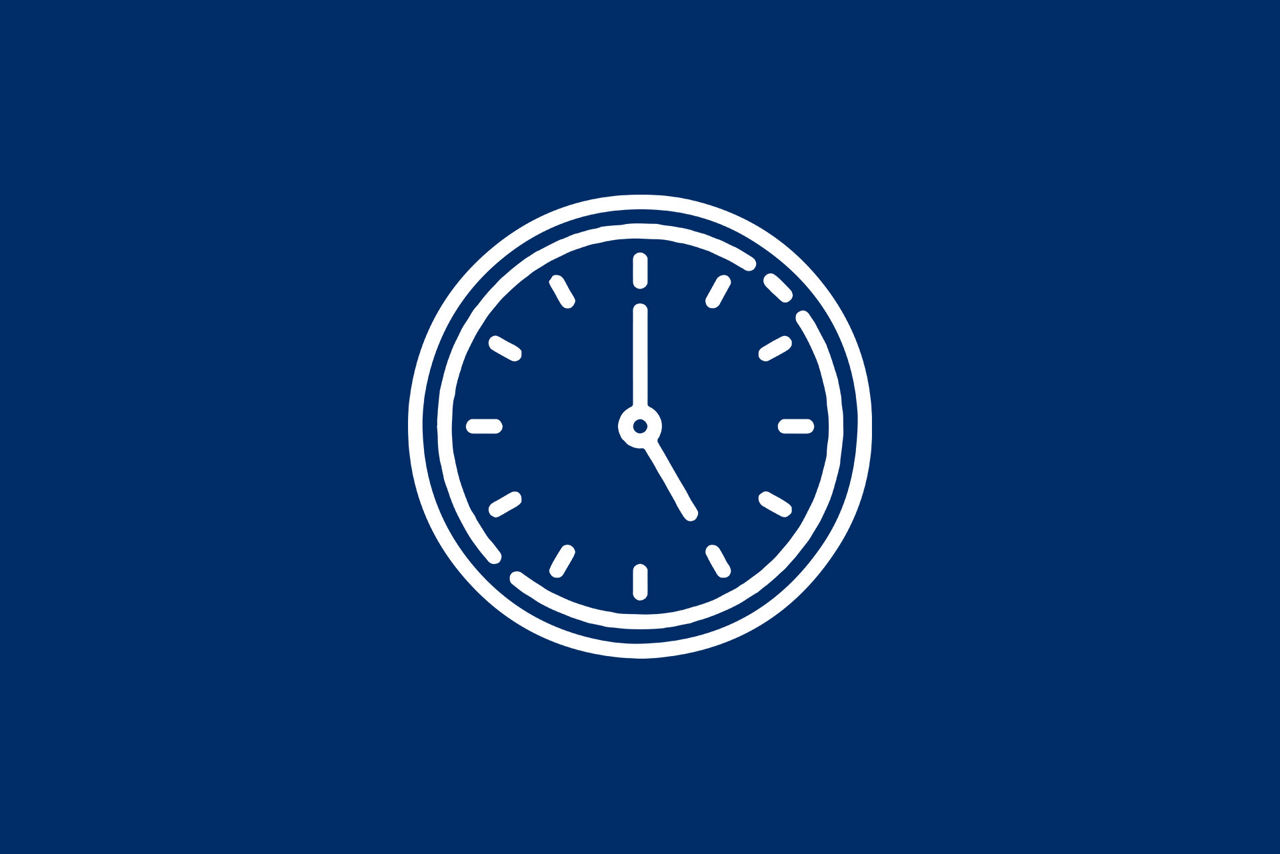 Das Bild zeigt die sybolische Darstellung einer Uhr, der Stundenzeiger steht auf 5, der Minutenzeiger auf 12.