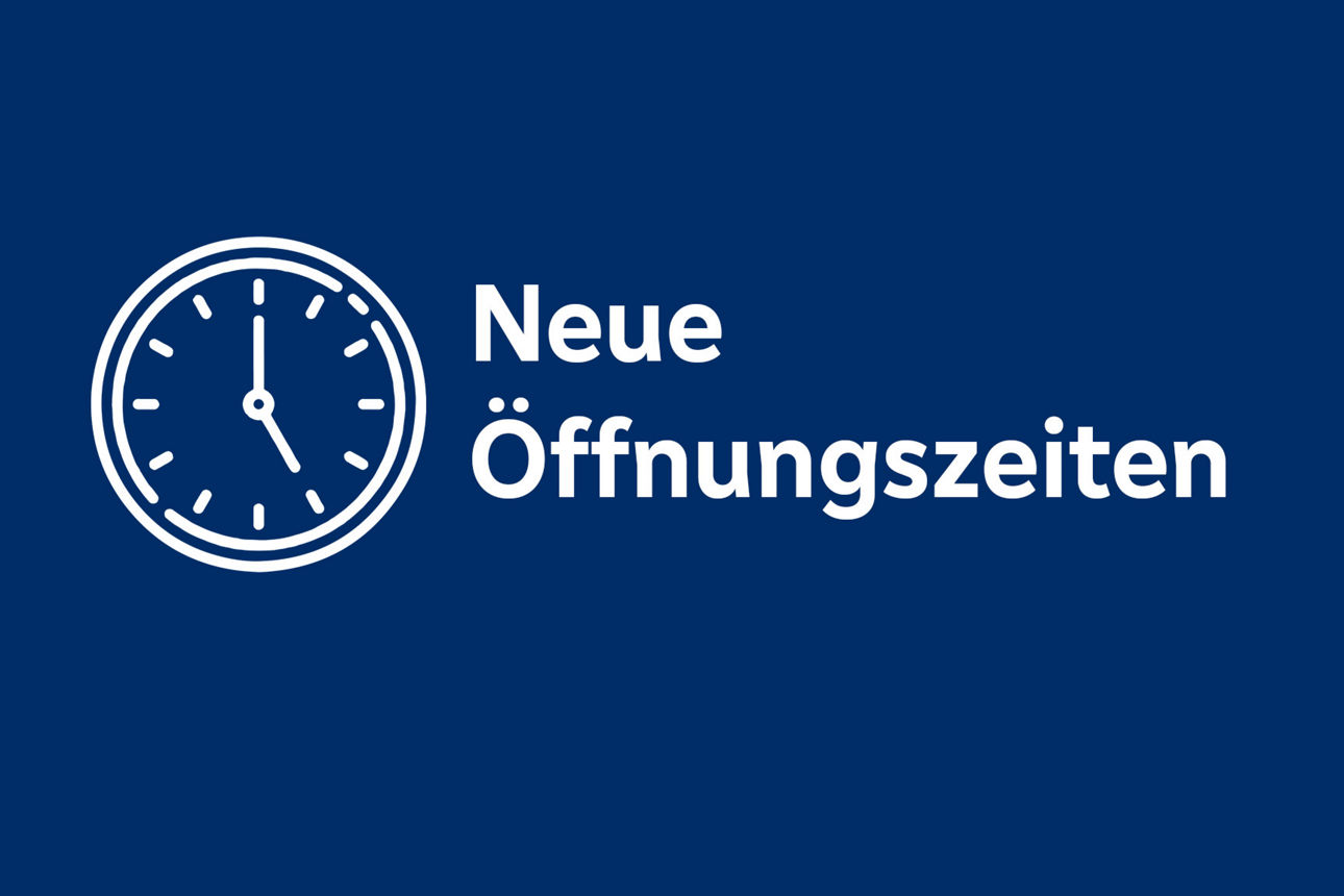 Blaue Fläche mit weißer Schrift "Neue Öffnungszeiten" und einer Uhr die 17:00 Uhr anzeigt.