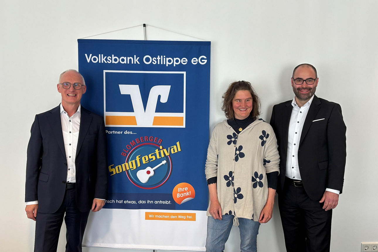 Drei Personen vor dem Banner zum Blomberger Songfestival
