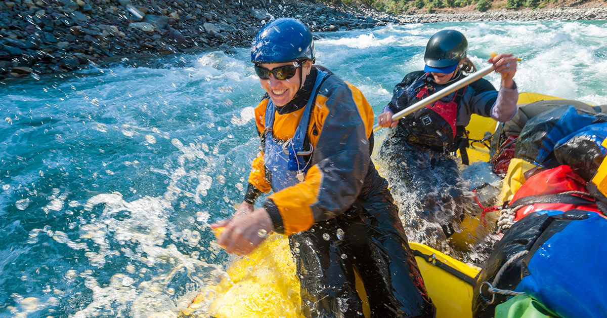 Zwei Personen im Rafting Boot, fröhlich