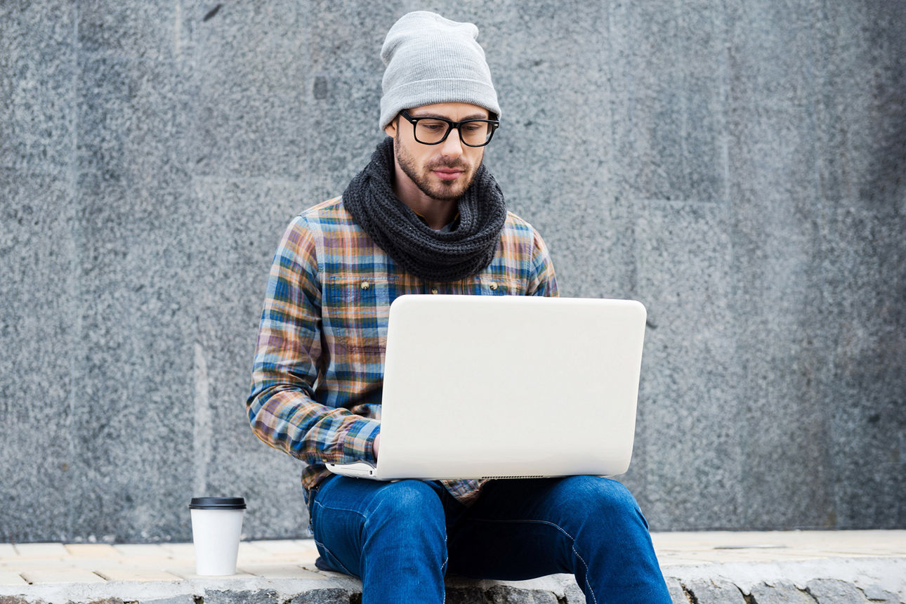 Mann mit Laptop