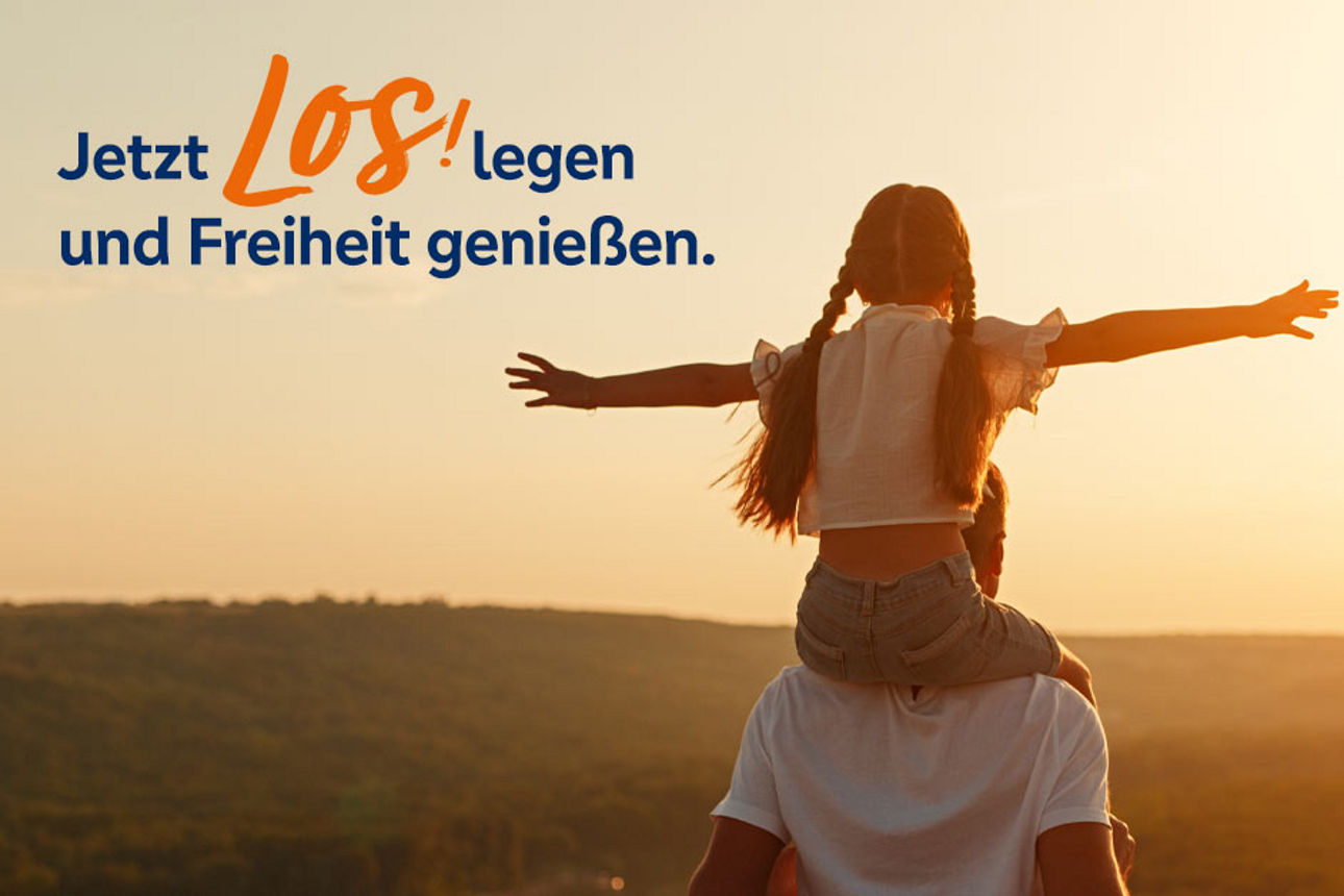 Kind auf den Schultern eines Erwachsenen vor einem Sonnenuntergang mit der möglichen Preisen der Sonderziehung