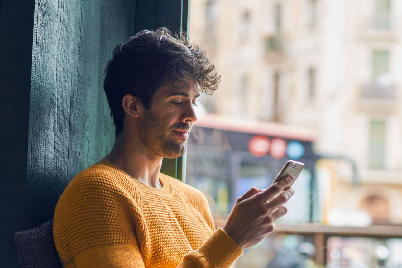Kunde nutzt die Mobile Banking App