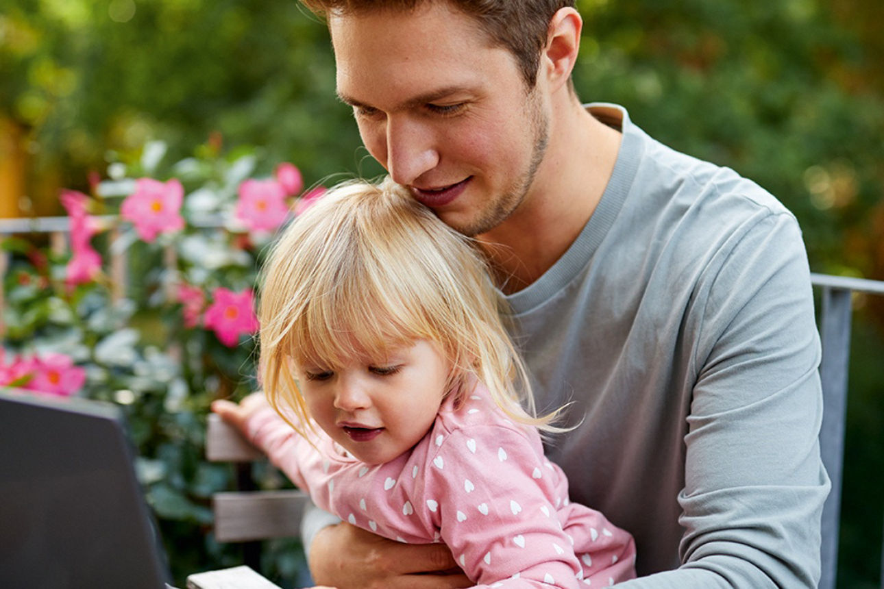 Vater mit kleiner Tochter am Notebook