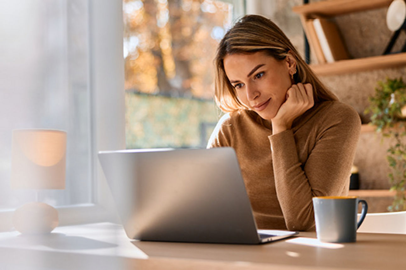 Frau sitzt vor dem Latop 