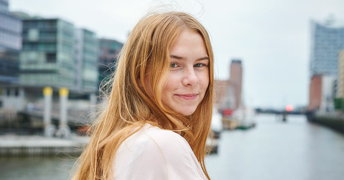 Mädchen dreht sich in Stadt um