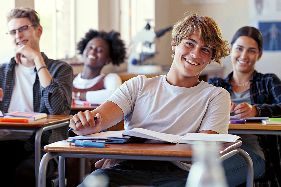 Schüler sitzen lachend im Klassenzimmer