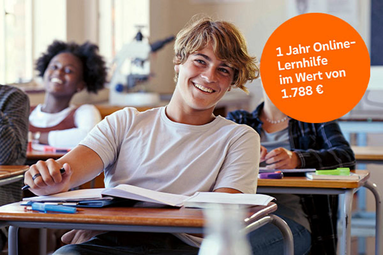 Ein Junge sitzt im Vordergrund nd sitzt mit seinen Mitschülern im Klassenraum