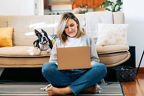 Eine Frau sitzt an ihrem Laptop und shoppt online