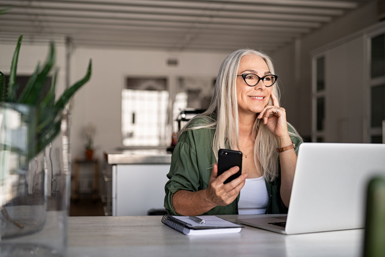 Kundin informiert sich über das Thema Online-Sicherheit