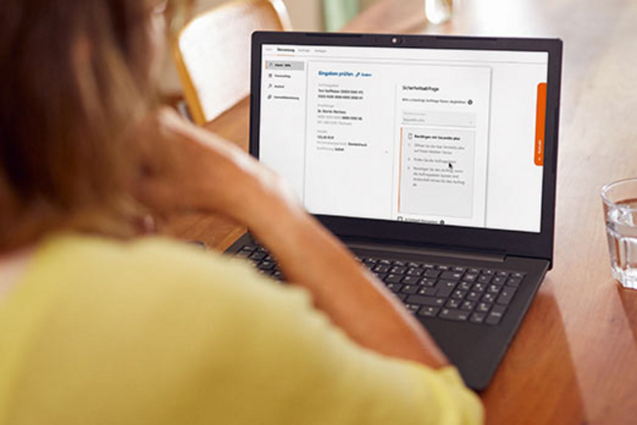 Eine Frau nutzt ihr Online-Banking am Notebook