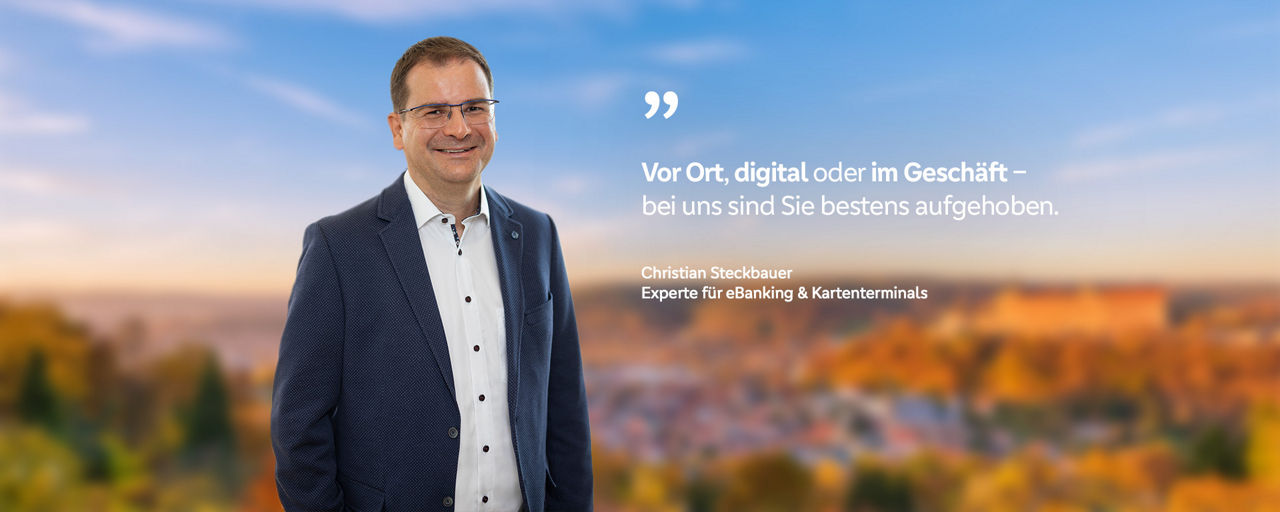 Mann steht vor Landschaft