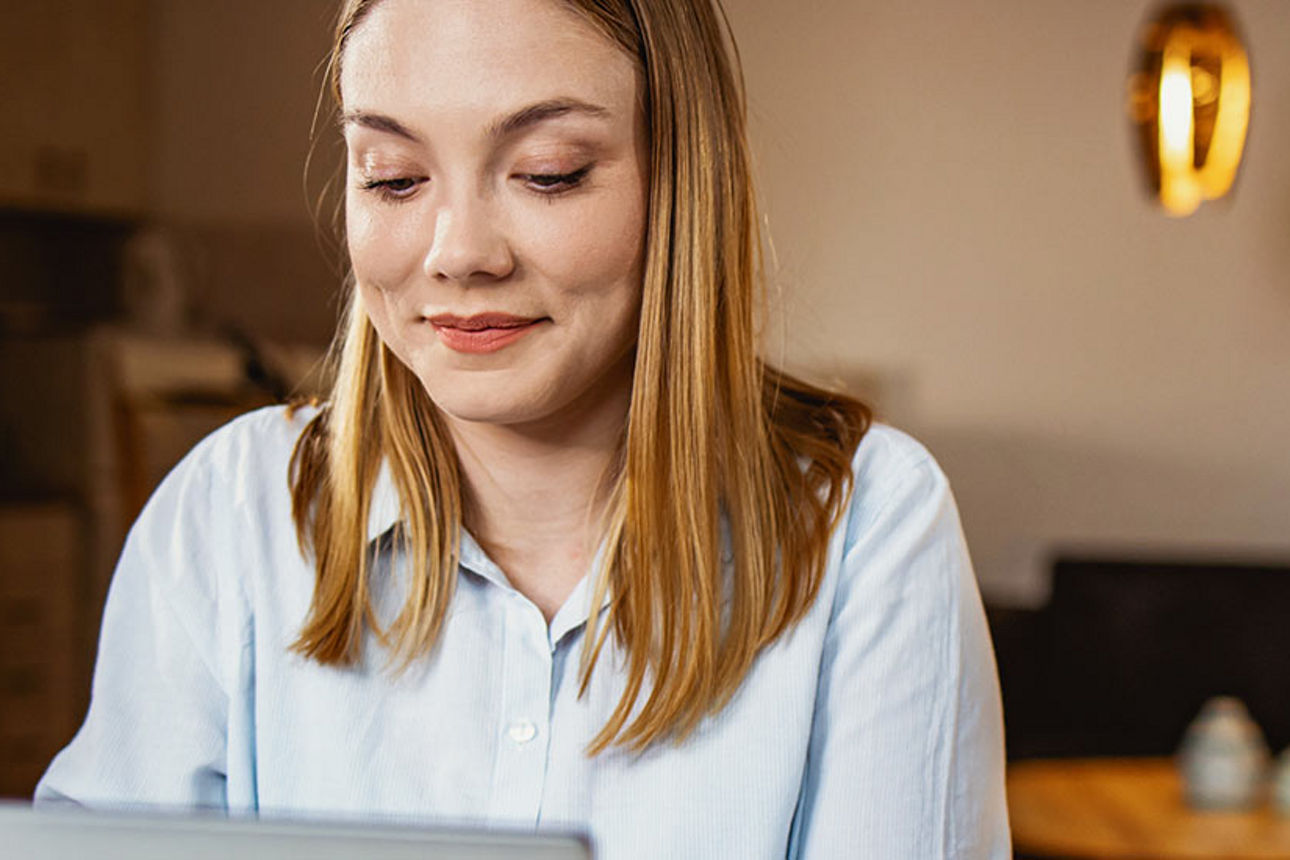 Junge Frau am Notebook