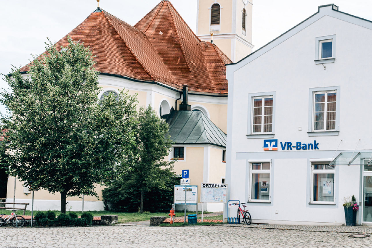 Man sieht das Gebäude der Bankstelle in Buchbach vom Marktplatz aus.