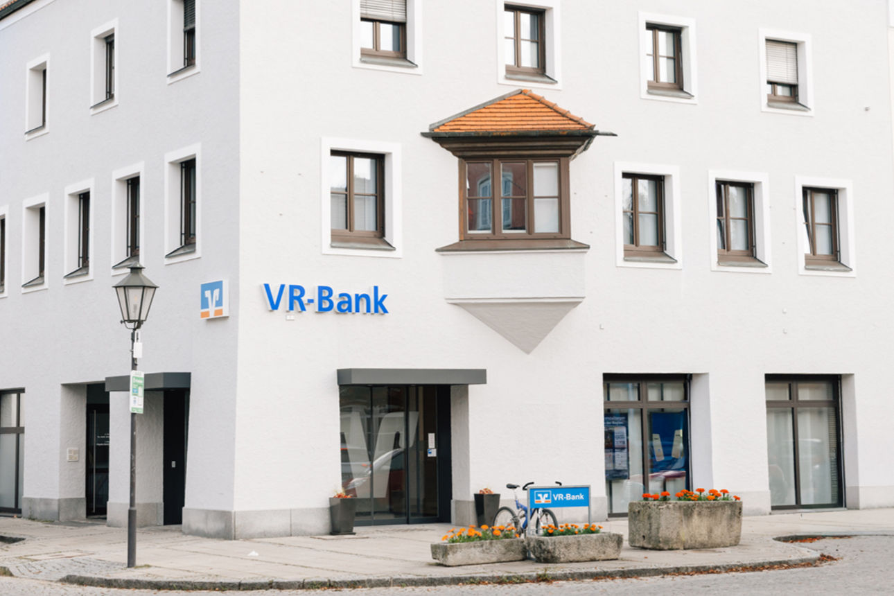 Man sieht das Gebäude der Bankstelle in Dorfen vom Rathausplatz aus.