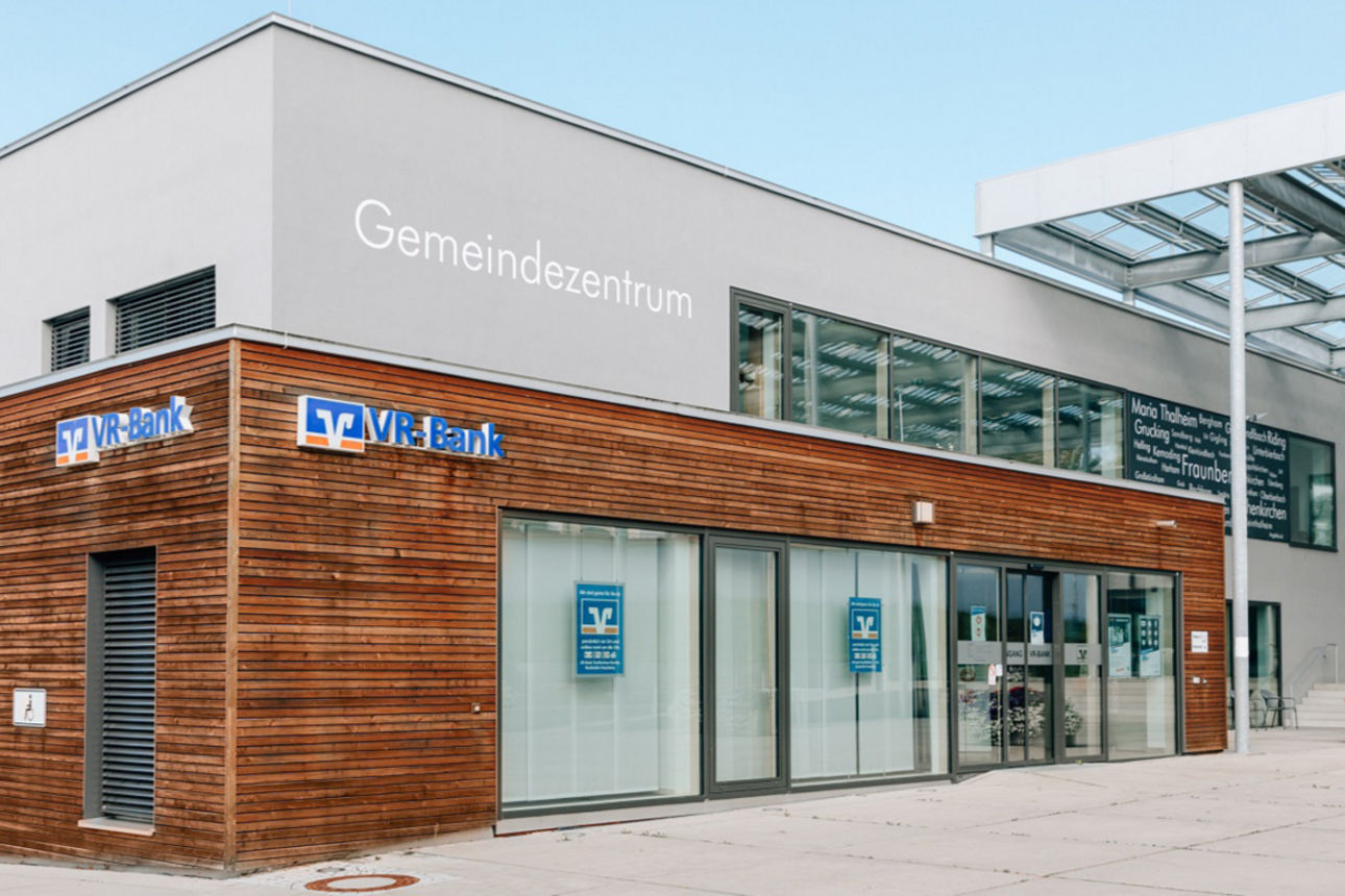 Man sieht das Gebäude der Bankstelle in Fraunberg am Rathausplatz.