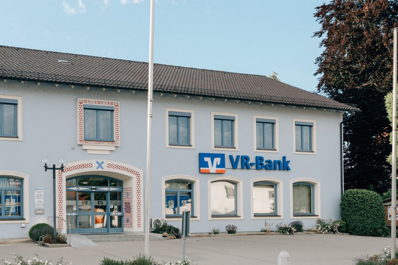 Man sieht das Gebäude der Bankstelle in Schwindegg von der Mühldorfer Straße aus.