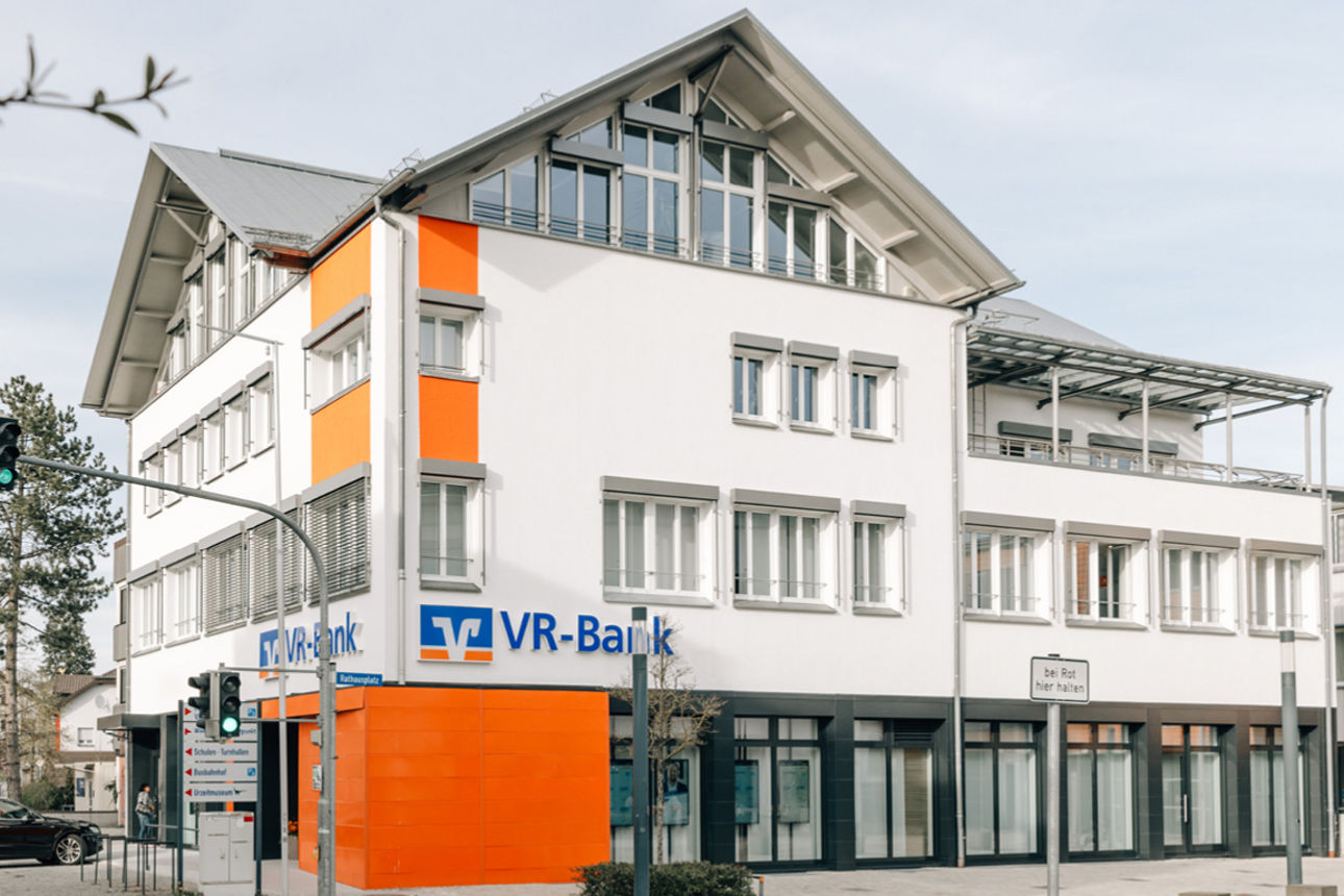 Man sieht das Gebäude der Bankstelle in Taufkirchen von der Landshuter Straße aus.