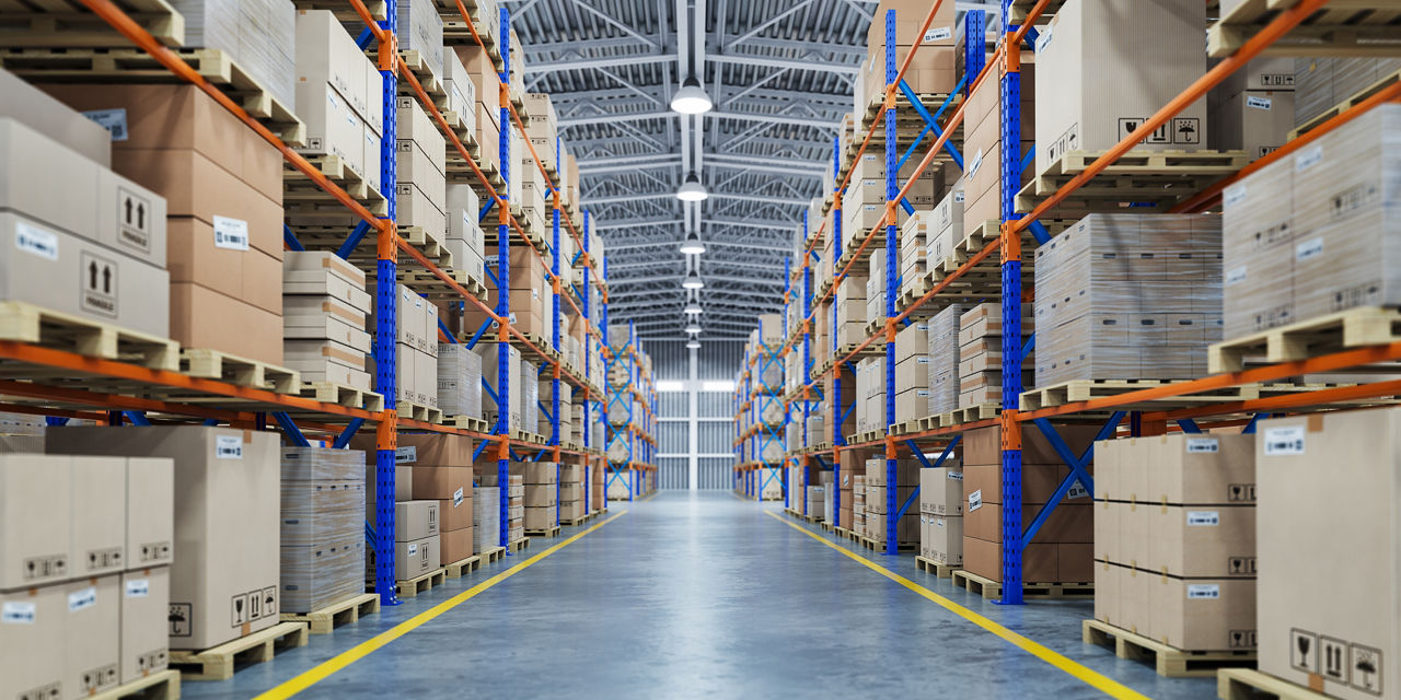 Lager oder Lagerraum und Regale mit Kartons. Industrieller Hintergrund. 