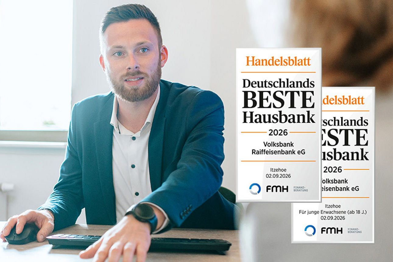 Eine Beraterin und ein Berater im Kundengespräch mit dem Siegel der Handelsblattauszeichnung als beste Hausbank im Bild