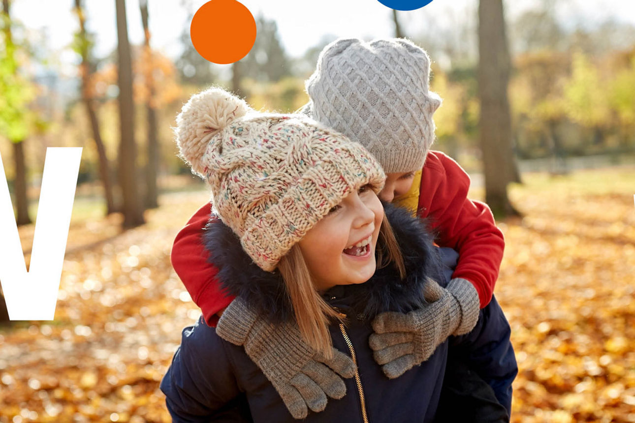  Spielende Kinder im Herbstwald
