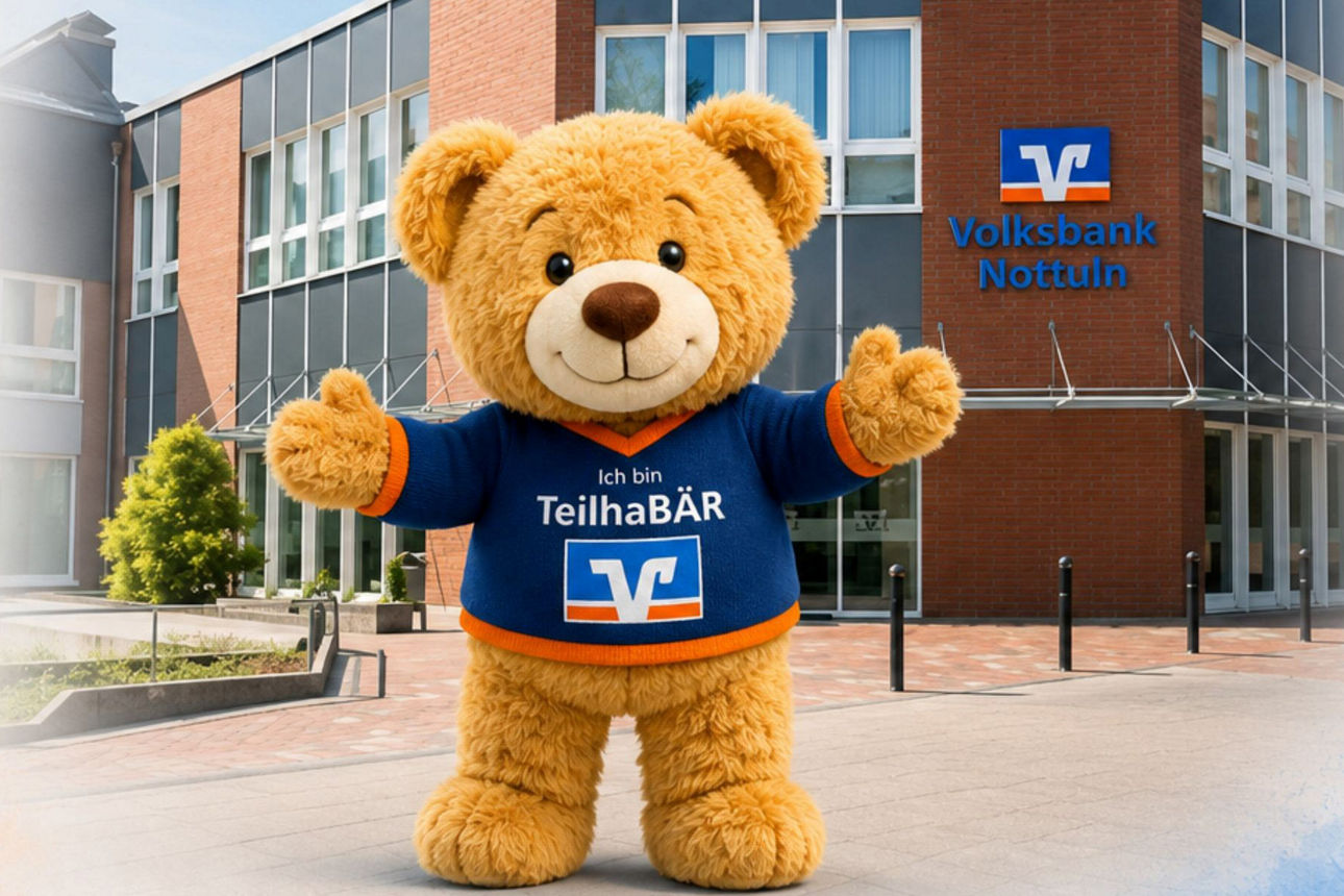 „Ein freundlicher Teddybär vor einem VR-Bank-Gebäude symbolisiert Gemeinschaft und Teilhabe.