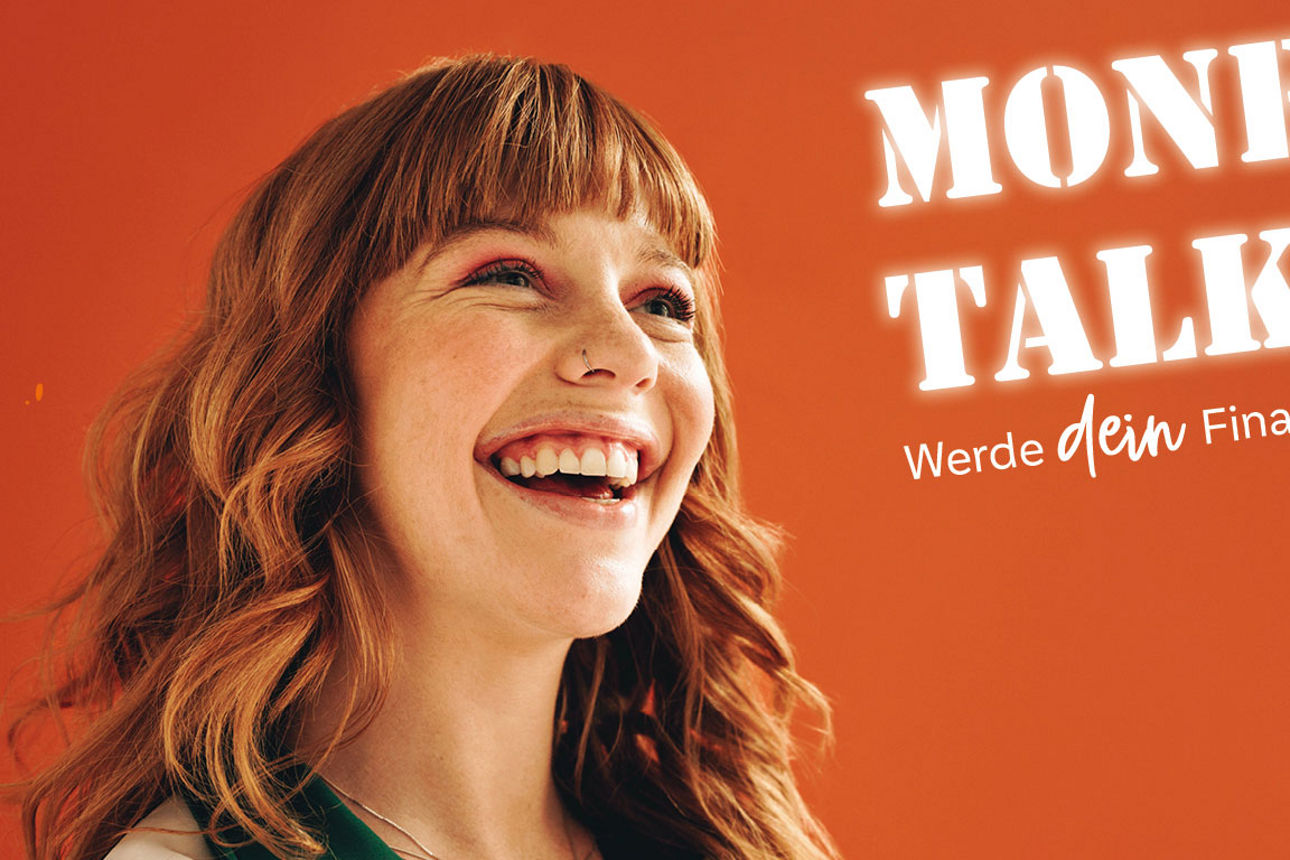 Eine lachende Frau vor orangem Hintergrund mit dem Schriftzug „Money Talks – Werde dein Finanzprofi“.