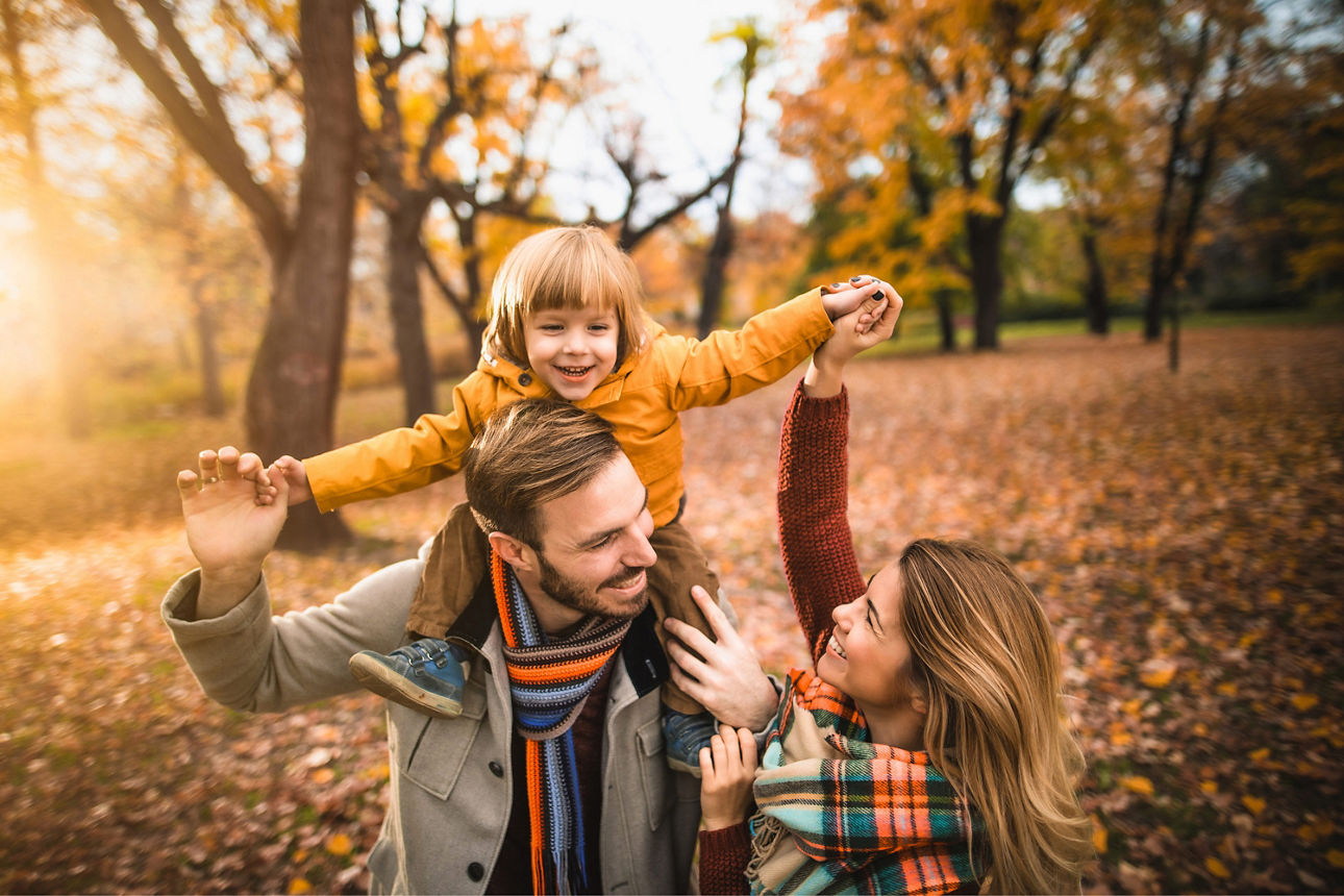 Familie mit Kleinkind be einem Waldspaziergang im herbstlichen Wald