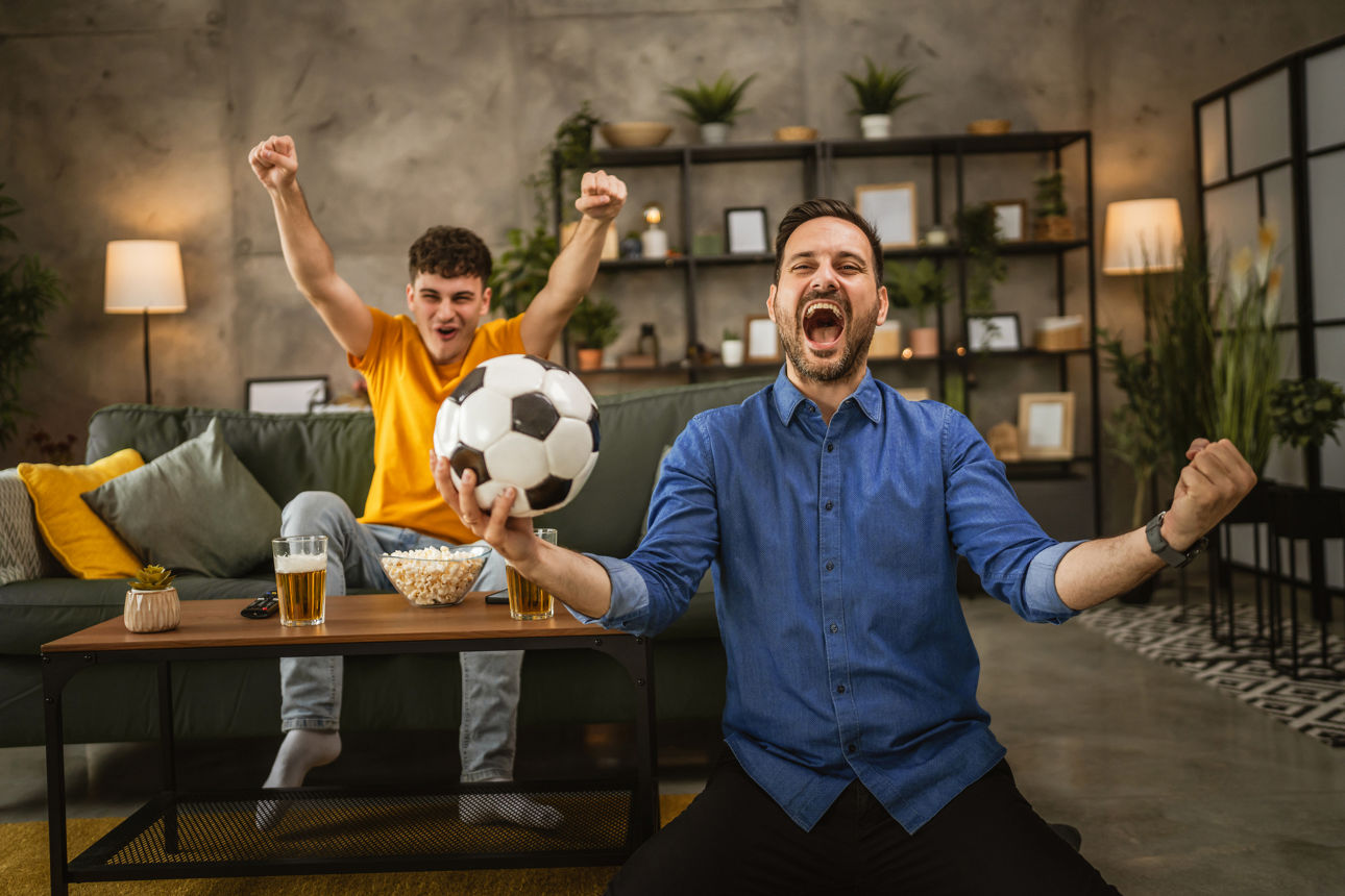 Vater und Sohn im Fußballfieber.