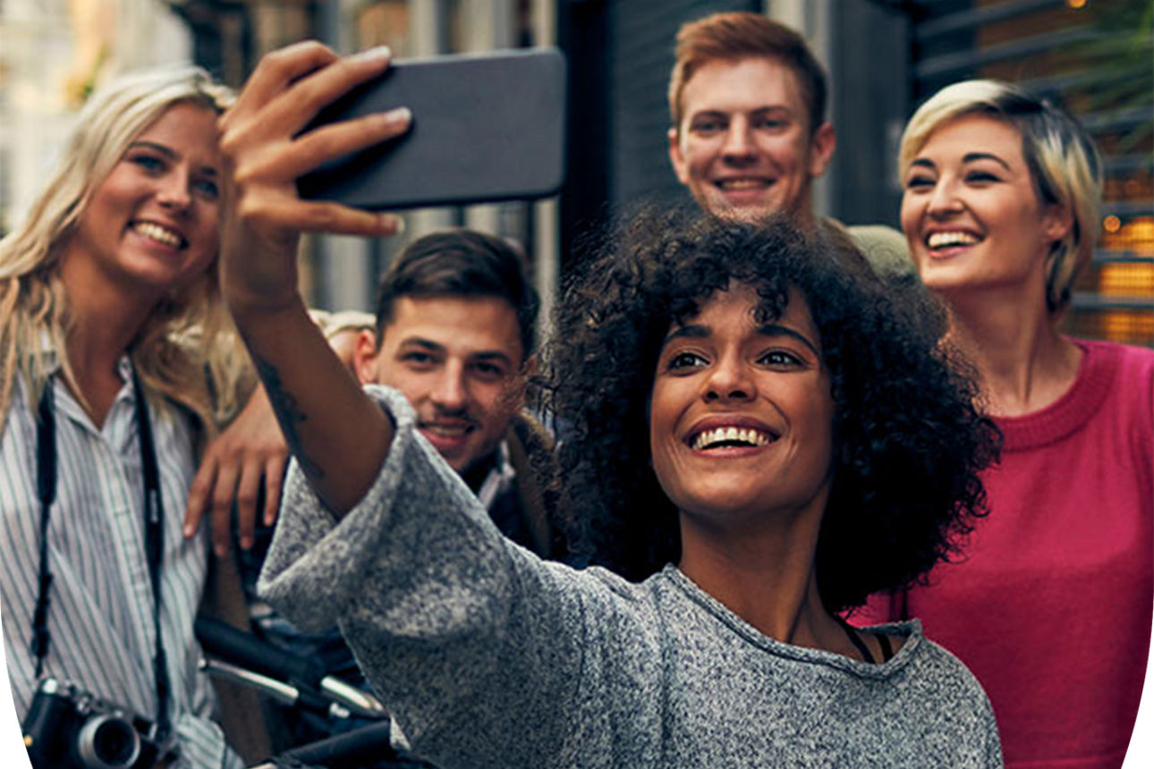 Eine Gruppe junger Leute mit Fahrrädern macht ein Selfie