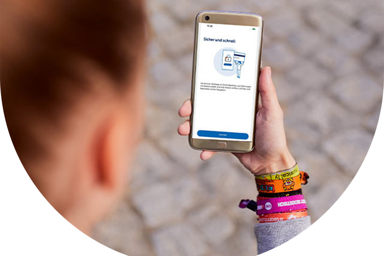 Frau mit einem Smartphone in der Hand, auf der die VR SecureGo plus App geöffnet ist