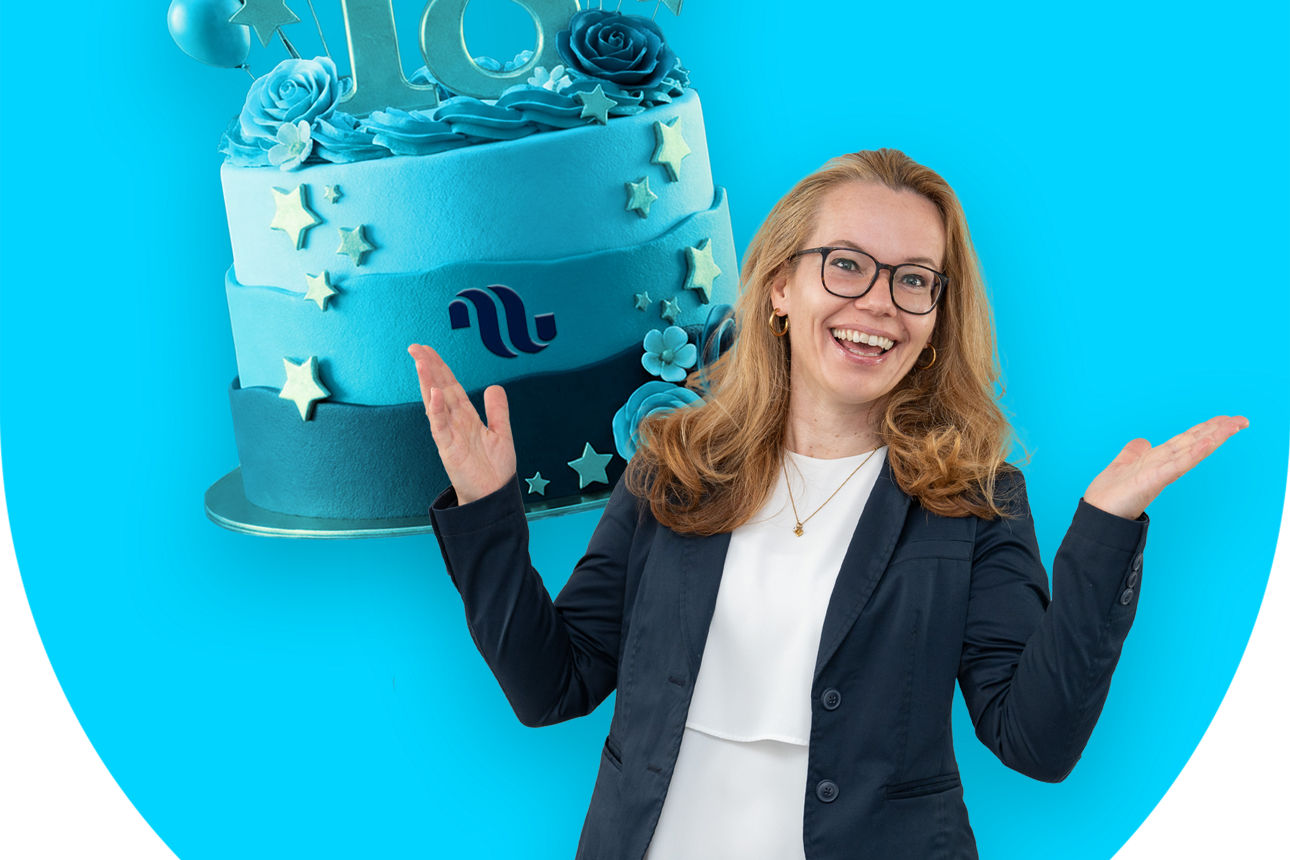 moneydoddy Nicole freut sich über die Torte zum 18. Geburtstag
