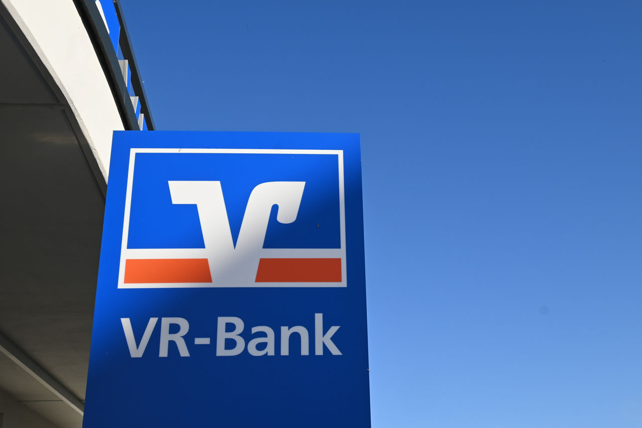 Aufnahme VR-Bank Logo mit blauem Himmel im Hintergrund